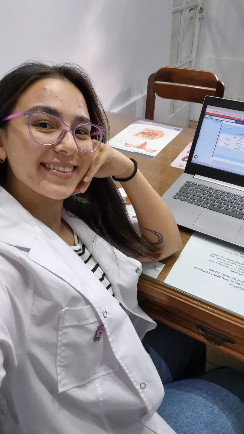 Rocío Lobato, obstetra, frente a su computadora