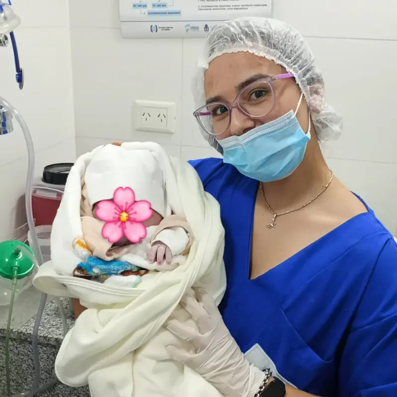 Rocío acompañando a una familia con su bebé recién nacido